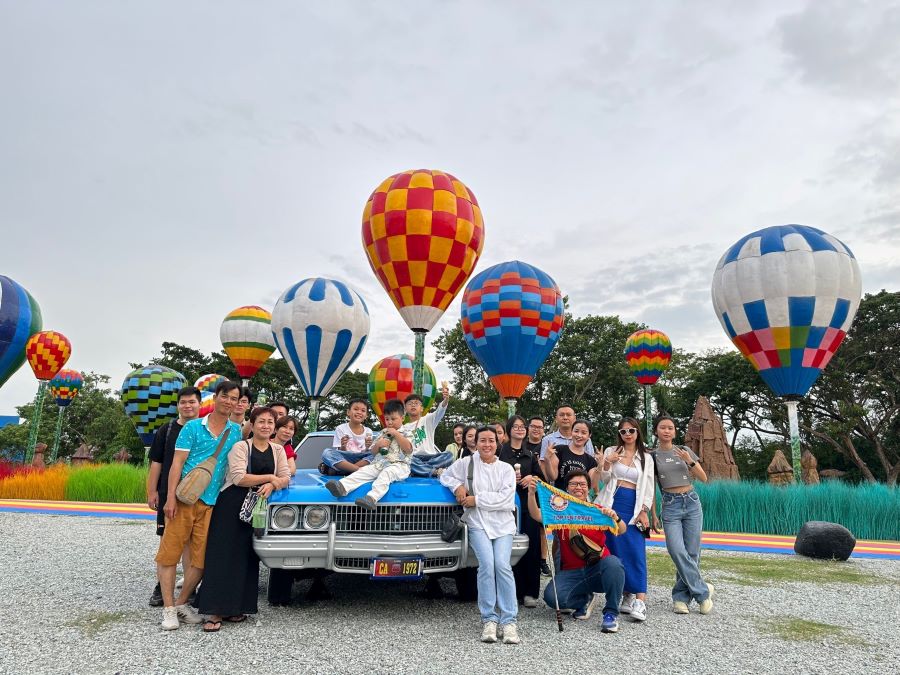 Đoàn khách Top Ten Travel tham quan vườn khinh khí cầu