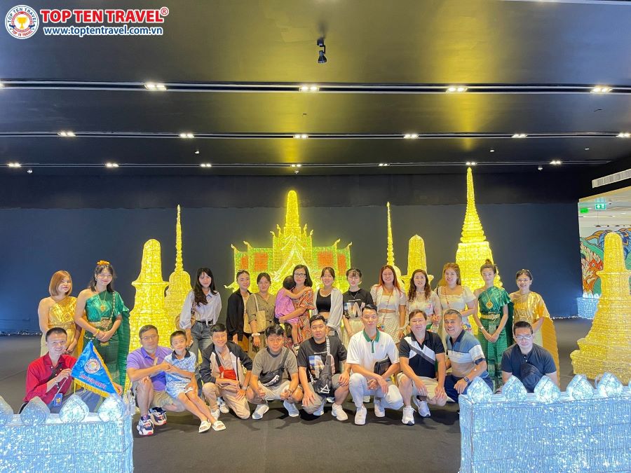 Đoàn khách Top Ten Travel tham quan bảo tàng ánh sáng