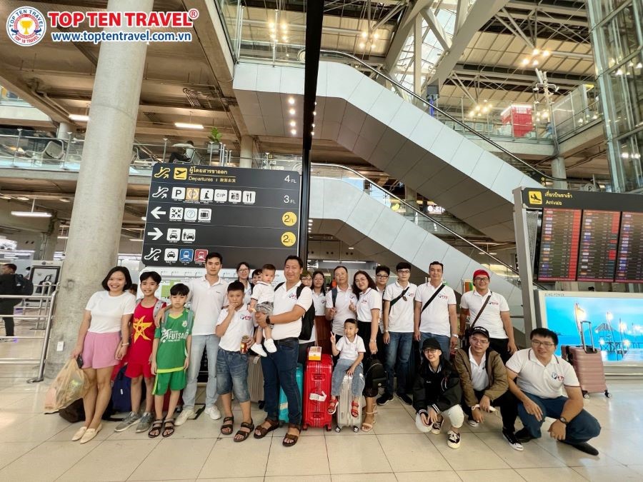 Du khách được check in tại sân bay trong tour Thái Lan tại Top Ten Travel