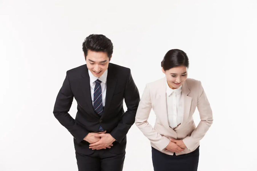 Khi gặp gỡ đối tác, bạn bè, người Hàn Quốc sẽ cúi đầu chào và trao đổi danh thiếp bằng hai tay