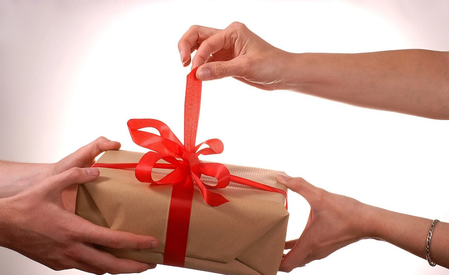 Văn hóa tặng quà cũng là một trong những điều mà bạn cần lưu ý khi đi du lịch Hàn Quốc