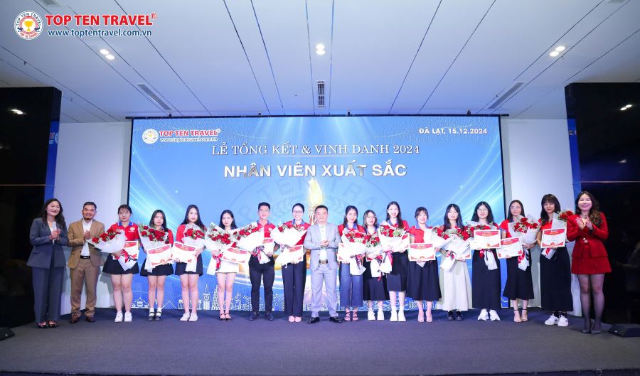 Vinh danh nhân viên khối văn phòng và điều hành xuất sắc