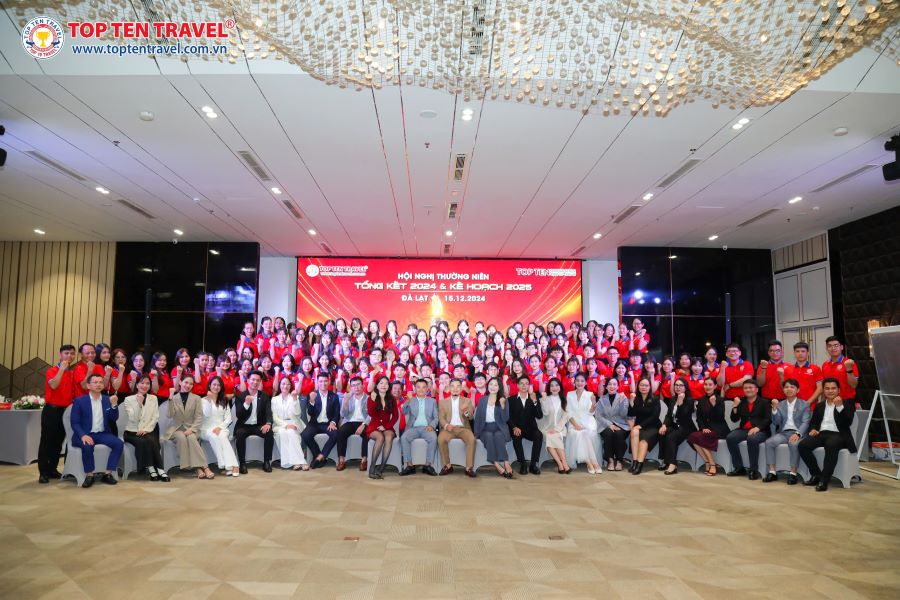 Đội ngũ nhân viên và Ban Lãnh Đạo Top Ten Travel trong màu áo đỏ rực rỡ tại hội nghị tổng kết cuối năm
