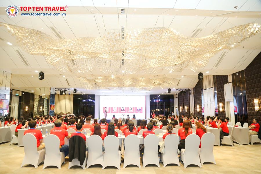 Ông Nguyễn Văn Toàn - Phó Tổng Giám Đốc Top Ten Travel đang chia sẻ tại hội nghị tổng kết cuối năm