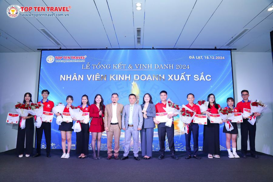 Vinh danh nhân viên kinh doanh xuất sắc các phòng ban