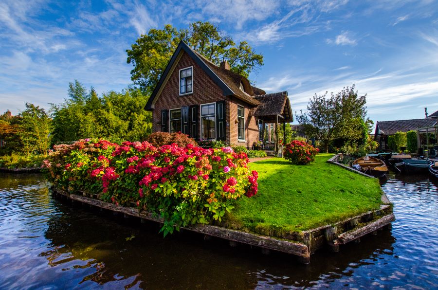 Làng cổ tích Giethoorn là một điểm đến mê hoặc với các kênh nước rực rỡ