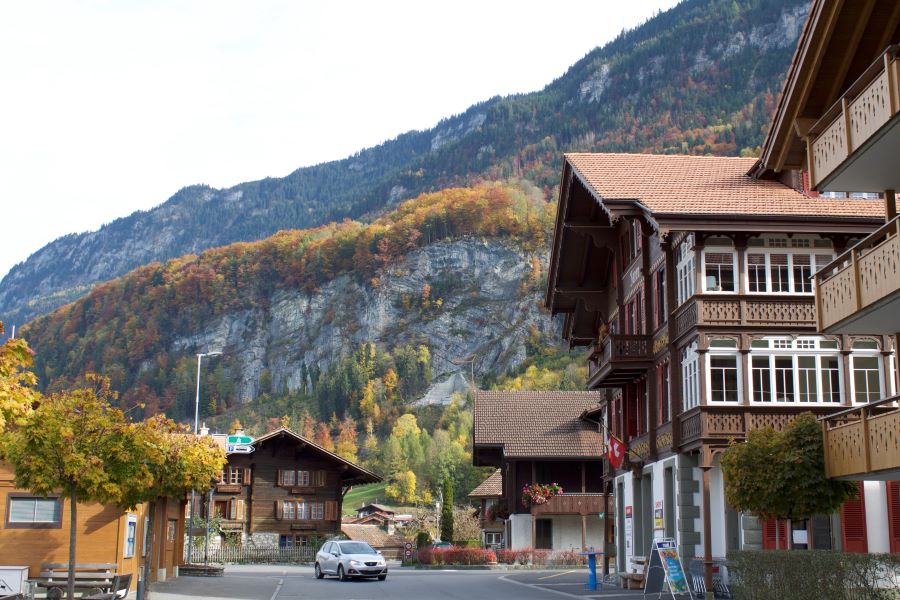 Làng Iseltwald là địa điểm trứ danh mà mọi tín đồ đam mê du lịch Châu Âu 