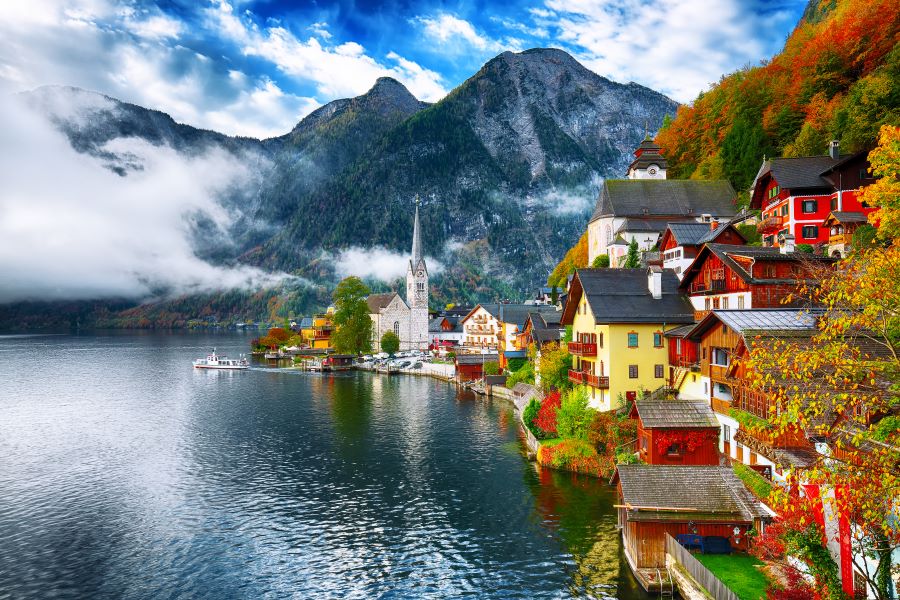Khung cảnh thị trấn Hallstatt giữa hồ Hallstatter và rừng lá vàng sang thu