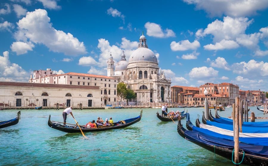 Du khách có thể dạo quanh Venice bằng thuyền và ngắm nhìn các công trình nổi tiếng
