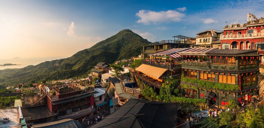 Làng cổ Jiufen tựa như một bức tranh thuỷ mặc sống động, níu chân du khách bởi những dãy nhà cổ san sát nhau