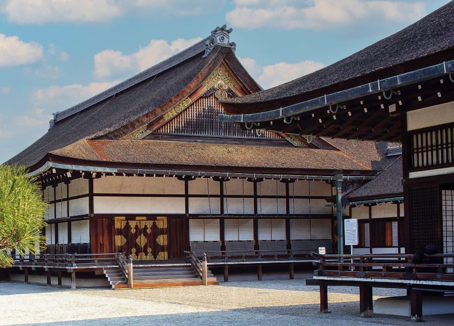 Nằm ngay giữa trung tâm Kyoto cung điện này từng là nơi cư trú của hoàng gia Nhật Bản