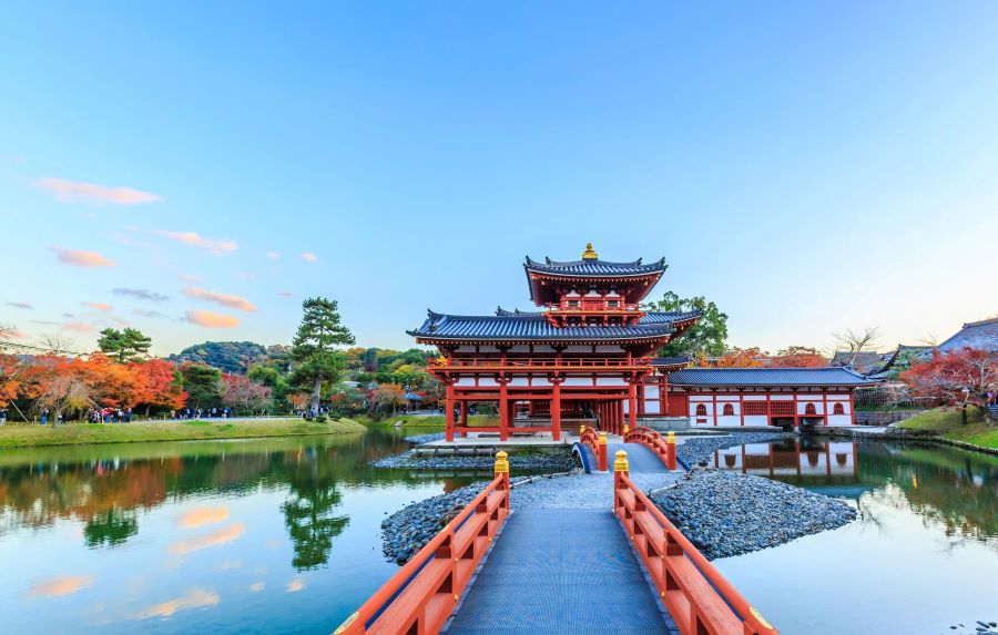 Hình ảnh ngôi đền phản chiếu trên mặt nước hồ trong xanh như ngọc