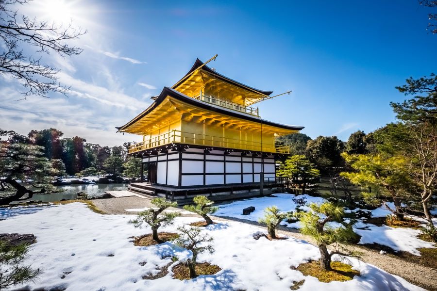 Ngoài vẻ đẹp kiến trúc, Kinkaku-ji còn là nơi linh thiêng, mang đậm dấu ấn Phật giáo và là di sản văn hóa quan trọng của Kyoto