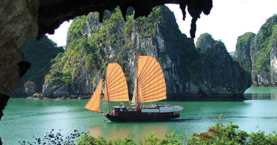 Cảnh đẹp tựa tranh vẽ của thuyền buồm tại Vịnh Hạ Long