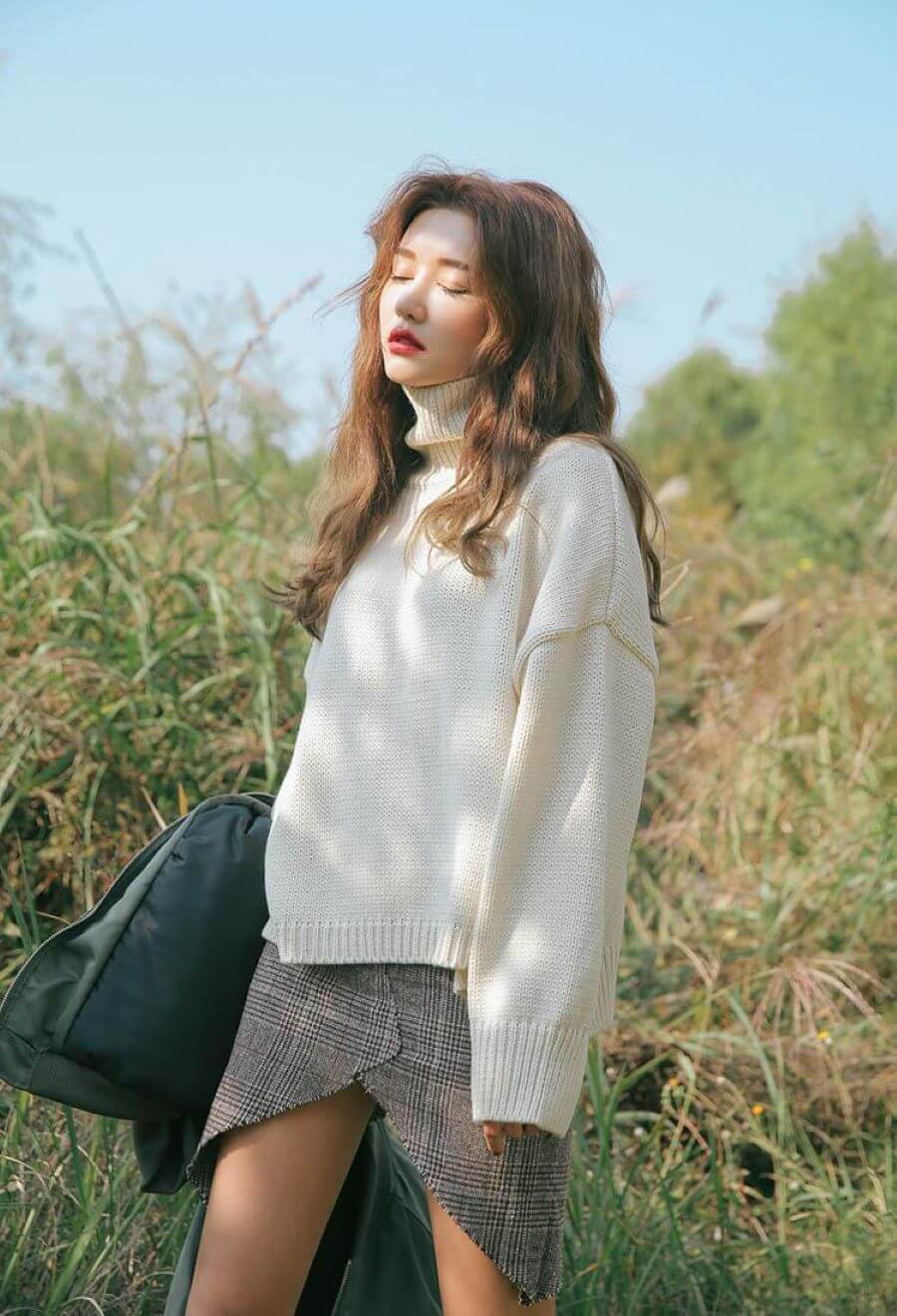 Áo len cổ lọ giúp bạn giữ ấm cơ thể và tạo nên những set đồ thời trang, ấn tượng