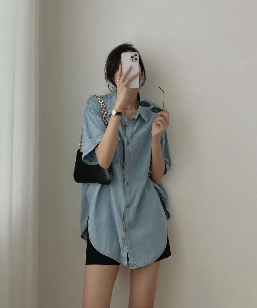 Áo sơ mi oversized là một trong những item cực kỳ dễ “mix&match” mà hầu như bạn nào cũng sẽ có cho riêng mình