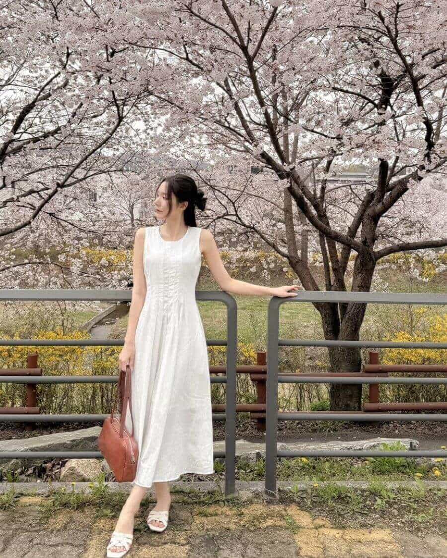 Set đồ all-white mang đến vẻ ngoài thanh lịch, tinh khôi cho người mặc