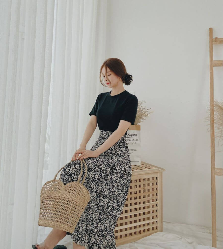 Một chiếc mũ cói xinh xắn sẽ tạo điểm nhấn cho set đồ này đấy!