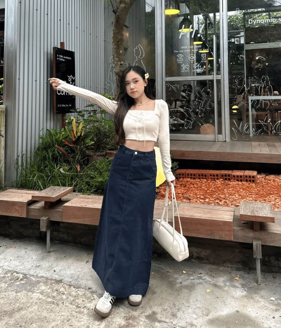 Chân váy midi sẽ là một gợi ý hoàn hảo nếu bạn muốn có những bức ảnh thật đẹp tại Nhật Bản