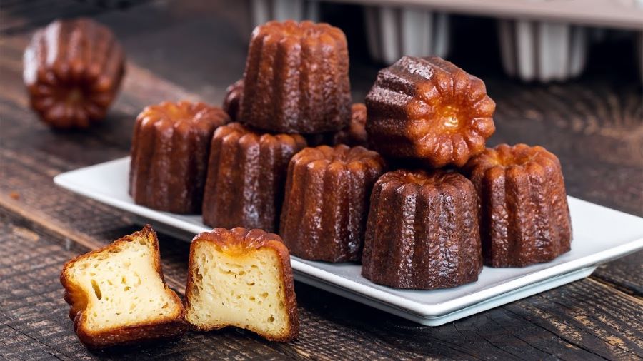 Cannelé là một chiếc bánh nhỏ màu nâu caramel, giòn và có nhân giống sữa trứng có chút rượu rum và vani, được làm bằng bột mì và lòng đỏ trứng