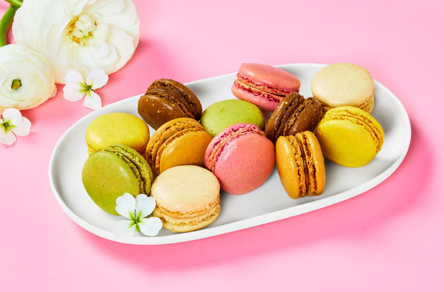 Bánh Macaron là cái tên đầu tiên trong danh sách những loại bánh Pháp nổi tiếng mà Top Ten Travel muốn chia sẻ đến các bạn