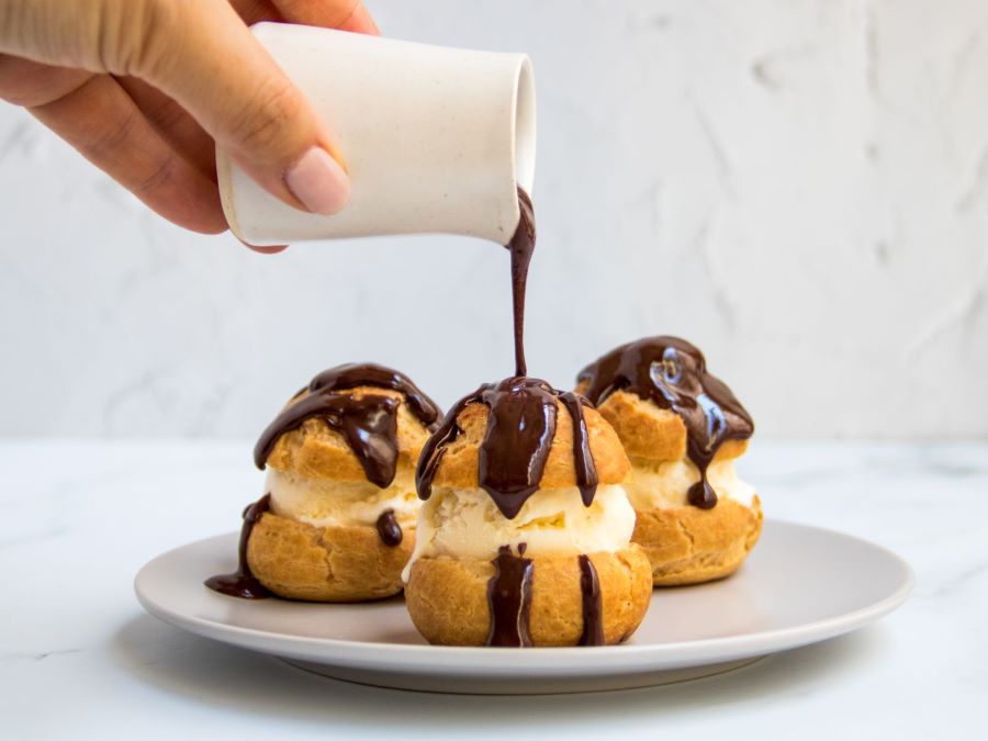 Profiterole (hay còn gọi là bánh su kem) cũng là một trong những loại bánh Pháp nổi tiếng du khách nên ăn thử