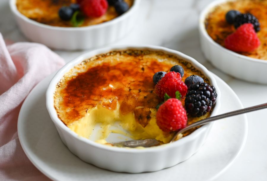 Creme Brulee là một loại bánh Pháp thơm ngon được làm từ lòng đỏ trứng, vani, kem và caramel