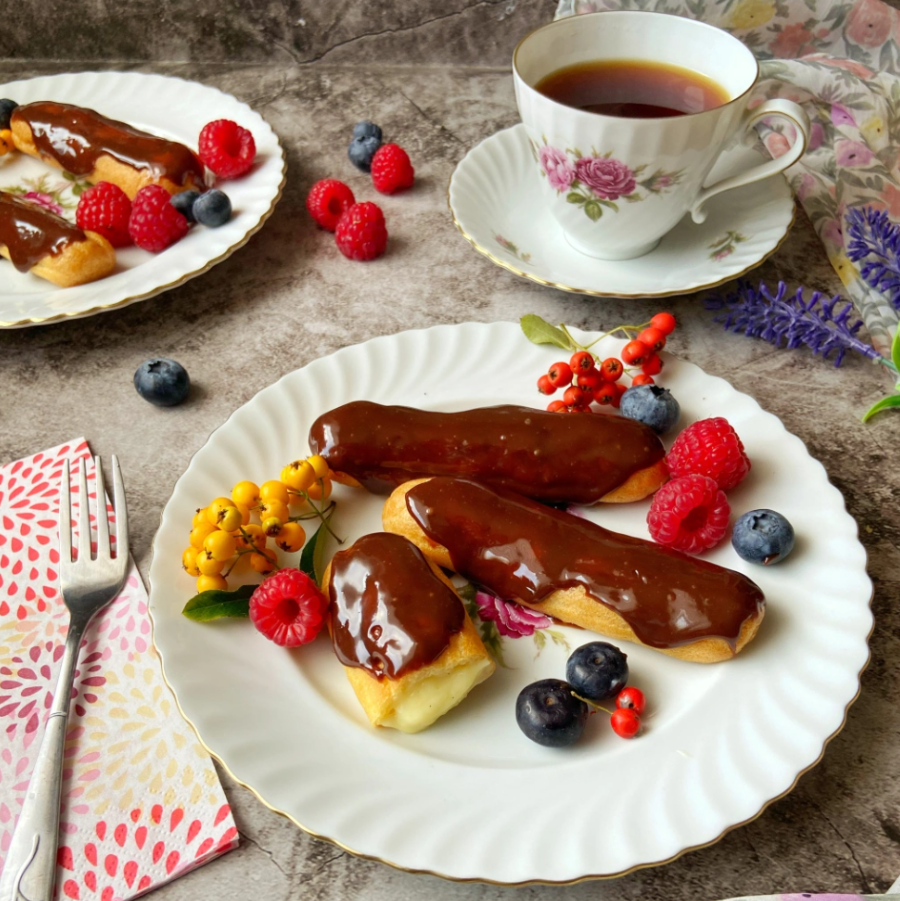 Bánh Éclair là một loại bánh Pháp nổi tiếng được làm từ bánh su với phần nhân kem vani là hương vị phổ biến nhất