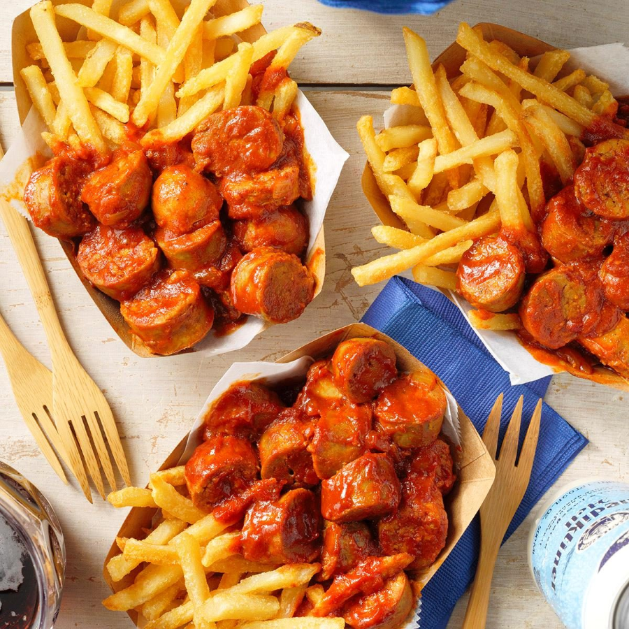 Currywurst là sự kết hợp hoàn hảo giữa xúc xích chiên giòn được thái lát mỏng, phủ lên trên là lớp sốt cà ri đậm đà và một ít bột cà ri thơm lừng
