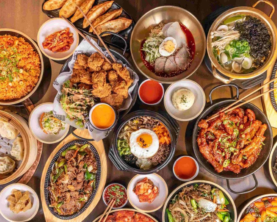 Ẩm thực Hàn Quốc không chỉ nổi tiếng với các món ăn cay nồng mà còn có sự đa dạng về hương vị, từ thanh mát đến đậm đà