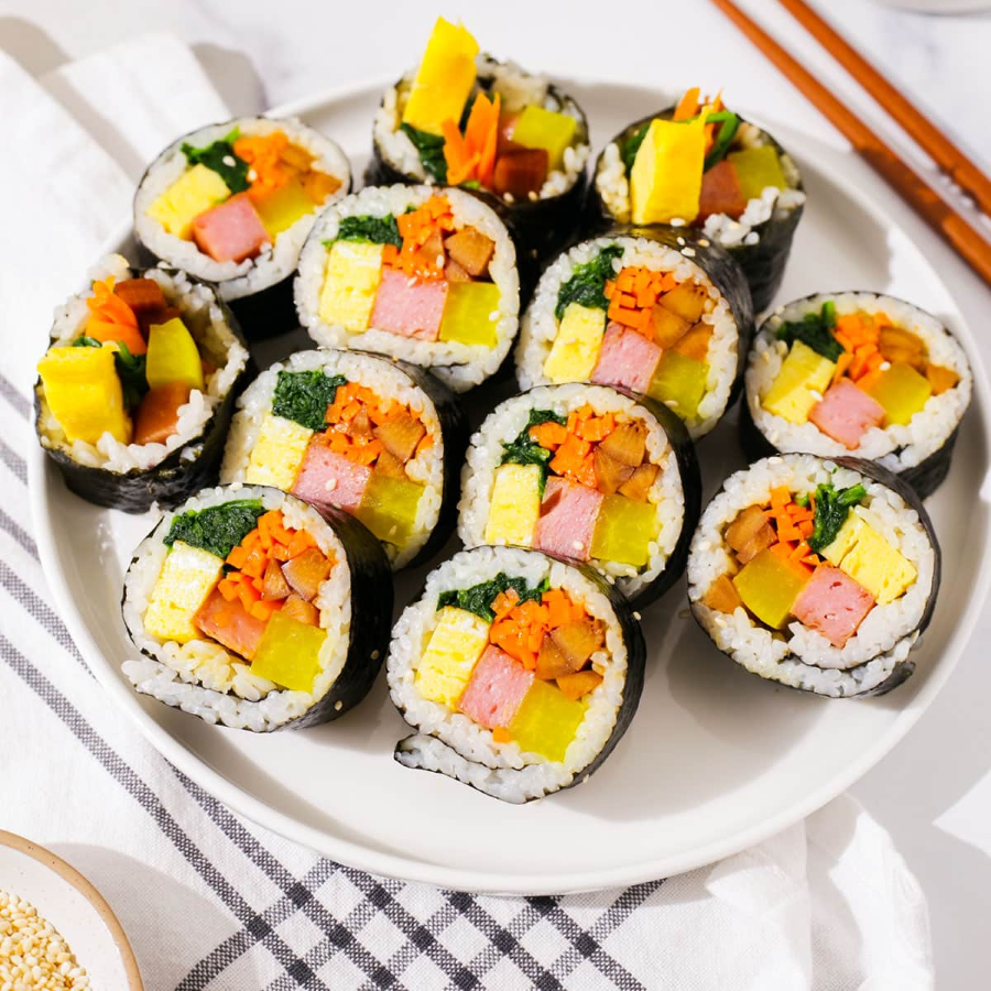 Kimbap là một trong những biểu tượng ẩm thực không thể thiếu trong cuộc sống hàng ngày của người Hàn Quốc