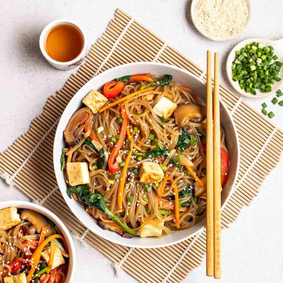 Japchae, món miến trộn đặc trưng mà bạn nên thử khi có dịp đi du lịch Hàn Quốc