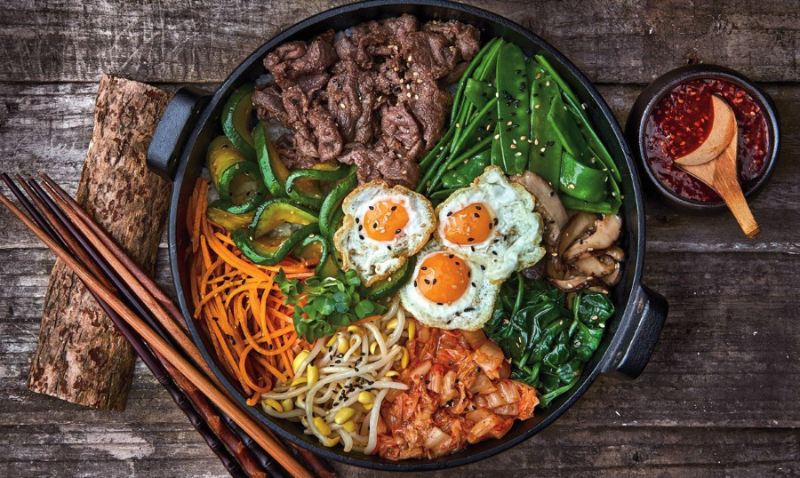 Bibimbap, hay còn gọi là cơm trộn, là một món ăn truyền thống của Hàn Quốc