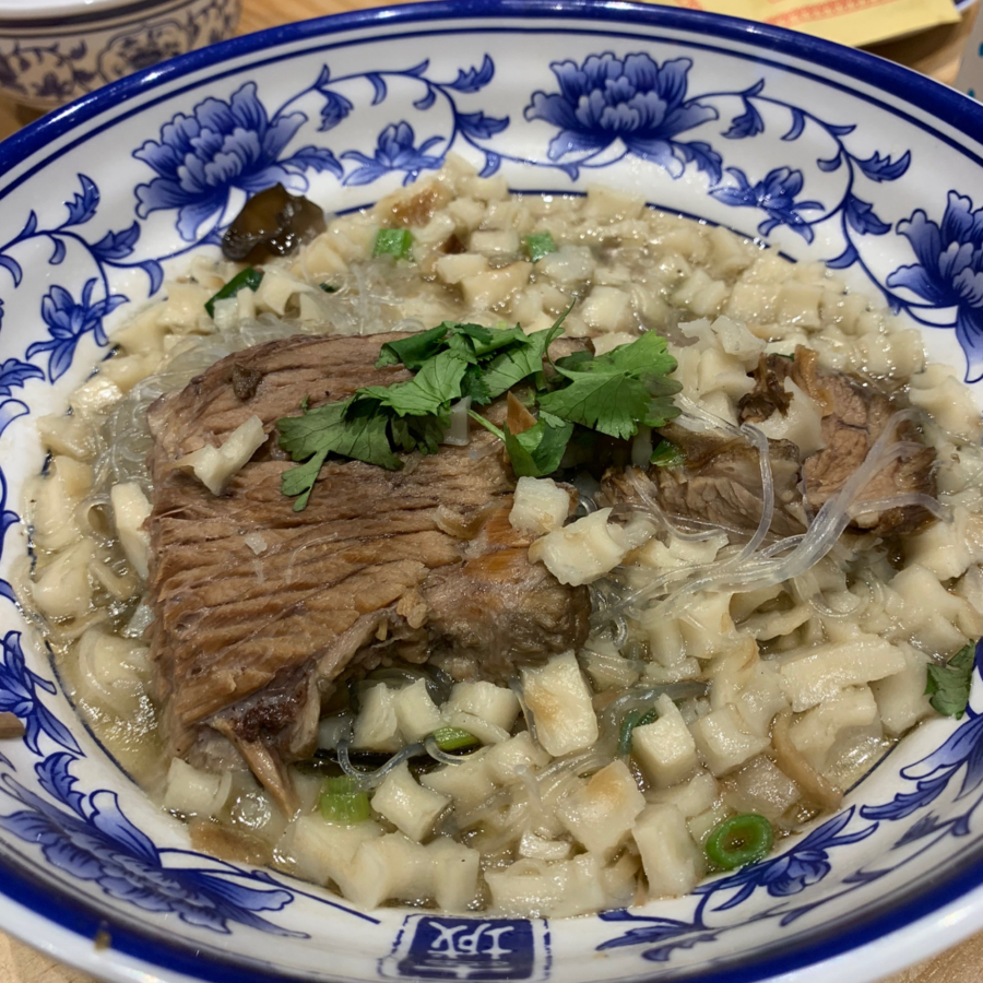 Vụn bánh mì chan canh thịt cừu hay Yangrou paomo là món ăn đặc sản của vùng Sơn Tây