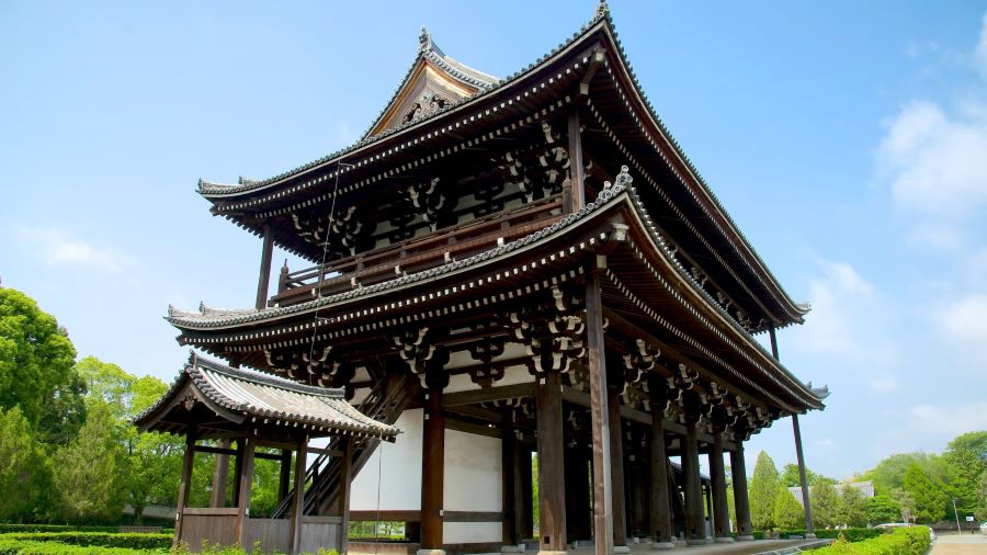 Tofukuji được xây dựng theo phong cách Zen, thể hiện sự giản đơn, tinh tế và hòa hợp với thiên nhiên