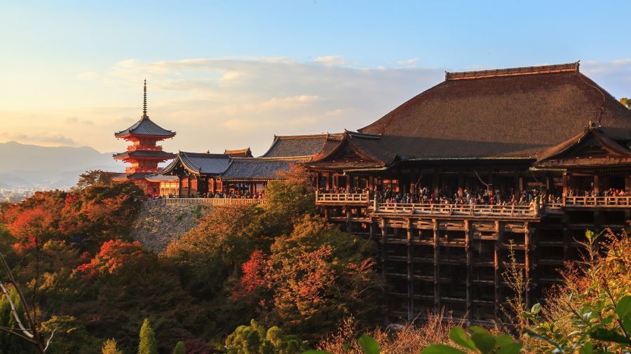 Chùa Kiyomizu-dera hay còn gọi là Chùa Thanh Thủy thu hút hàng triệu du khách mỗi năm nhờ vào vẻ đẹp huyền bí và lịch sử lâu đời