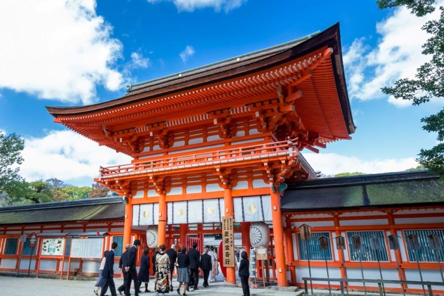 Đền Kamigamo là một trong những ngôi đền Thần đạo (Shinto) cổ nhất tại Kyoto