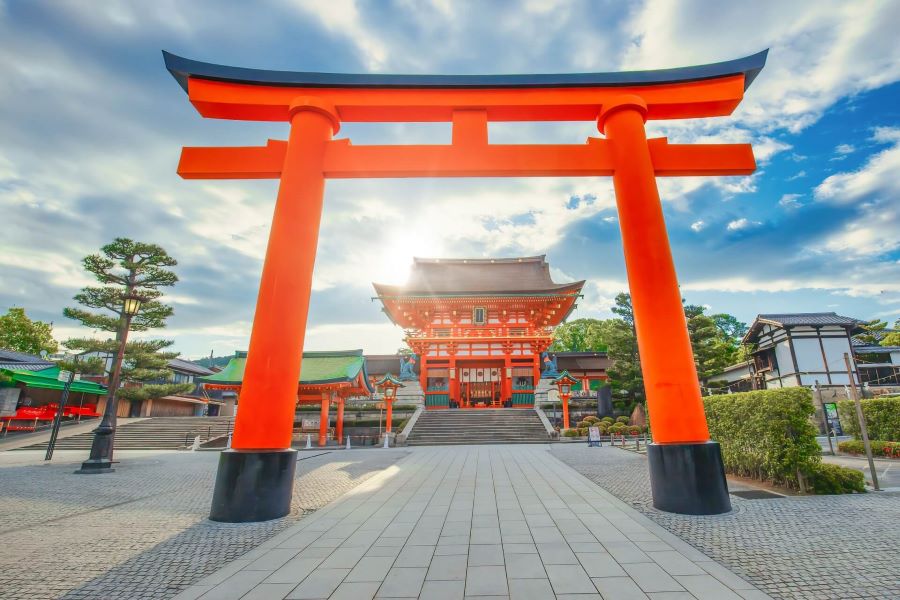Đền Fushimi Inari Taisha nổi bật như một biểu tượng không thể thiếu khi nhắc đến Kyoto