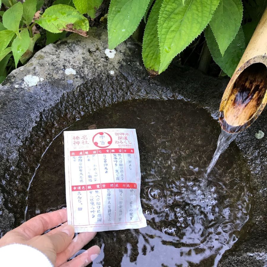 Tục bói nước - vô cùng nổi tiếng tại đền Kifune