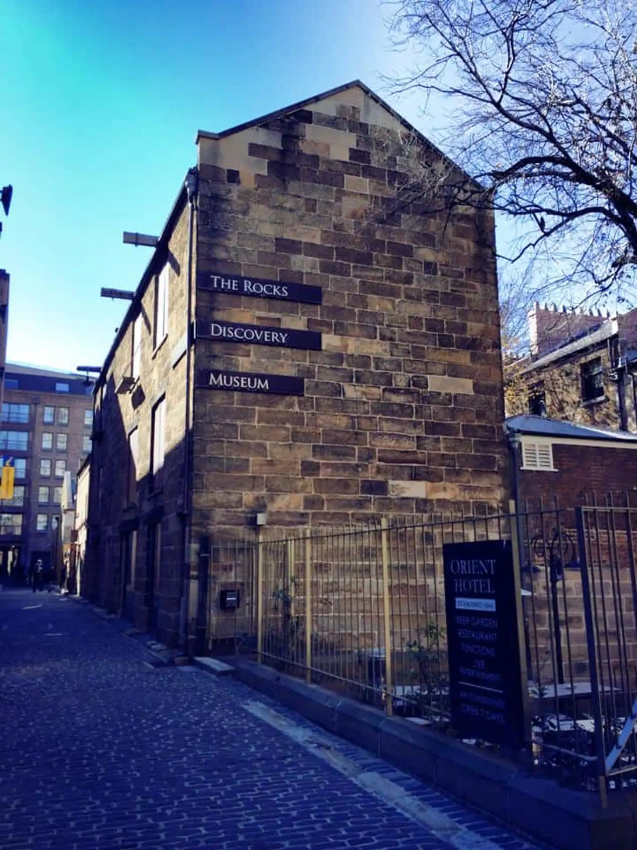 Nằm tại khu phố cổ The Rocks sầm uất, Bảo tàng Khám phá The Rocks tựa như một cánh cửa bí mật dẫn lối du khách quay ngược thời gian