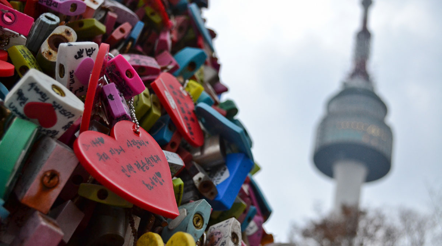Hàng rào tình yêu rực rỡ sắc màu với vô số ổ khóa chính là minh chứng cho những lời hứa hẹn tình yêu bền chặt