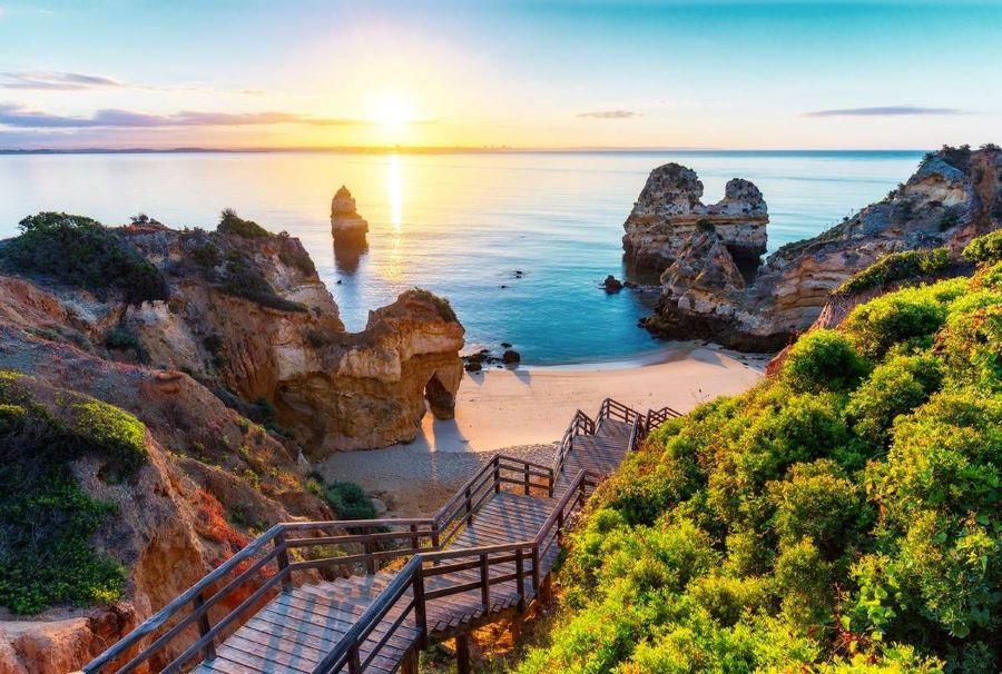 Tây Algarve tại Bồ Đào Nha là địa điểm nổi tiếng với đường bờ biển trải dài tuyệt mỹ cùng khí hậu ôn hòa quanh năm