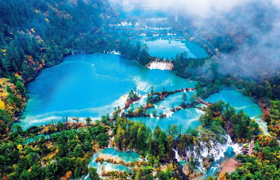 Cửu Trại Câu sở hữu hàng trăm ghềnh thác và hồ nước lớn nhỏ khác nhau