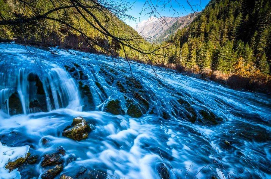  Những thác nước tung bọt trắng xóa đầy ngoạn mục tại Cửu Trại Câu