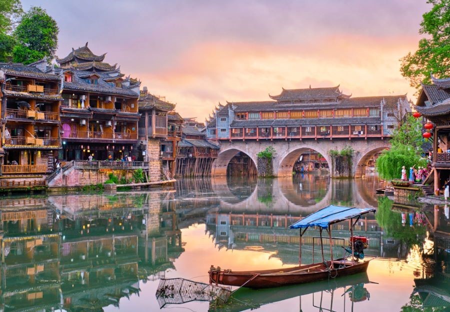 Phượng Hoàng Cổ Trấn sở hữu khung cảnh non nước hữu tình