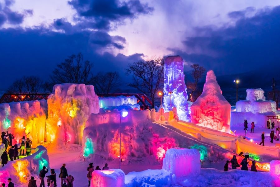 Khung cảnh buổi đêm ngập tràn sắc màu rực rỡ tại Lễ hội băng hồ Shikotsu