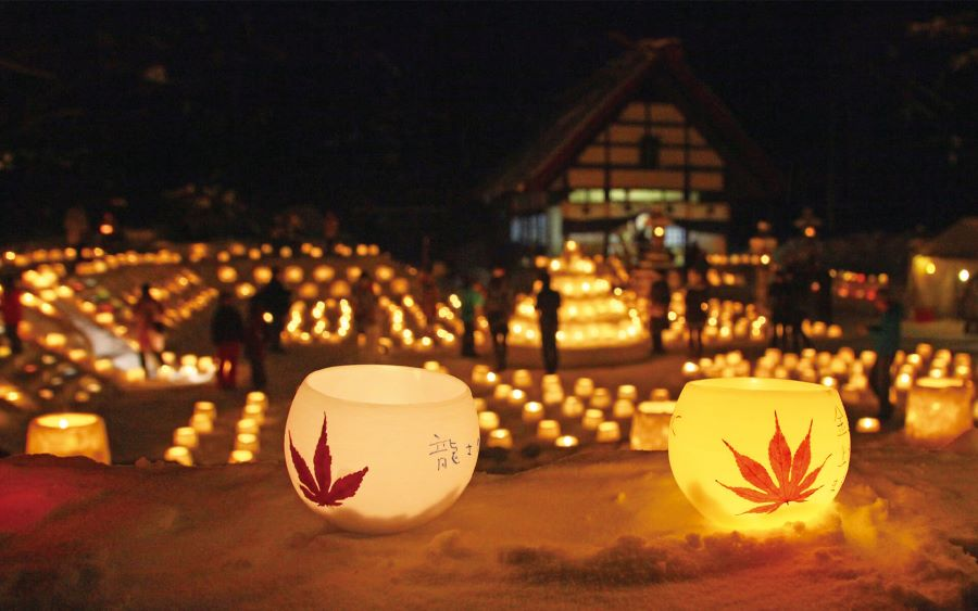 Ánh sáng rực rỡ từ hàng ngàn chiếc đèn lồng tuyết làm mê mẩn du khách