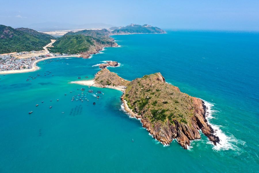 Hòn Khô hay cù lao Hòn Khô là tọa độ tham quan và check-in không thể bỏ qua khi đến thăm miền đất võ 