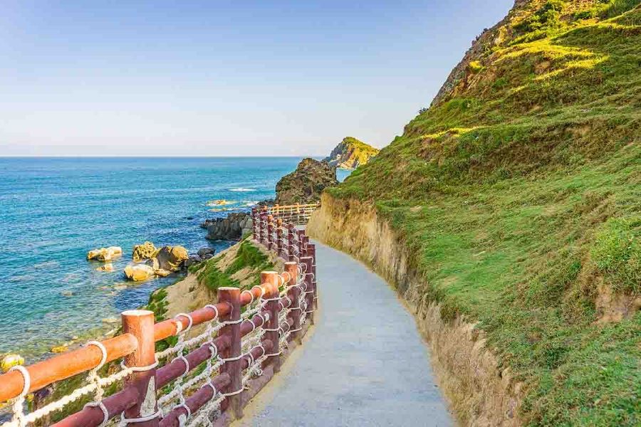 Kỳ Co vẫn còn khá tĩnh lặng và hoang sơ, trông hệt như một bức tranh sơn thủy hữu tình 