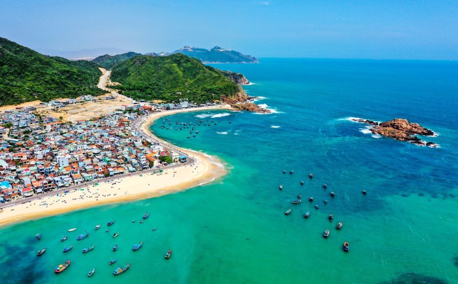 Hòn Khô đánh cắp trái tim của biết bao du khách nhờ sở hữu cảnh quan thiên nhiên hoang sơ tuyệt đẹp